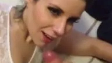 Amadora Gostosa Pede Porra na Boca Depois de Pagar um Boquete Delicioso e Tarado Esparrama Gozo na Carinha da Devassa Enquanto Filma – Xvídeos