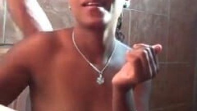 Ninfeta Mulata Cai de Boca no Seu Cunhado Tarado e Depois Fode de Quatro no Banheiro de Casa Até Ele Gozar na Sua Cara – CE