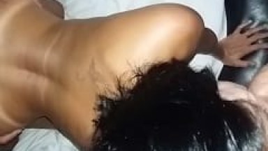 Morena Casada Muito Delicinha Faz um Ménage Amador Chupando Seu Marido Corno Enquanto Mete Com Amante de Quatro – Xnxx