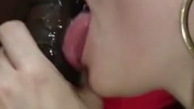 Amadora de Boca Carnuda Lambuza a Piroca do Seu Marido Negão de Saliva e Tarado dá um Close Pra Gravar um Vídeo Amador Desse Oral – Xnxx