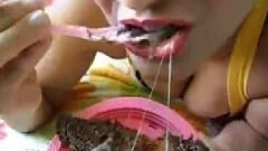 Casada Vagabunda Faz Marido Gozar no Bolo e Começa a Comer o Doce Cheio de Porra Enquanto Tarado Grava Esse Vídeo Bizarro – Xnxx