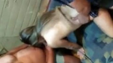 Vadia no porno fazendo orgia com vários machos no motel