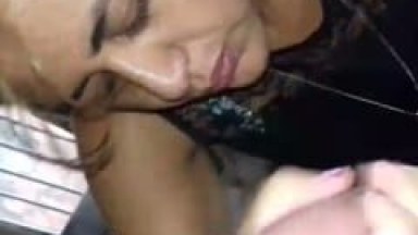 Coroa Vadia Chupa a Vara do Seu Marido e Faz Cara de Puta Pra Câmera Enquanto Ele Grava um Pornô Amador Desse Oral – Xnxx