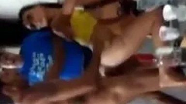 Vadia Fica Bêbada em Churrasco da Galera e Libera Pro Léo na Frente de Geral e Amigos Gravam Vídeo Gastando e Falando Putarias – Xvídeos