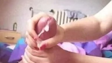Gostosa de Mãos Milagrosas Bate Uma Punheta Sensacional Pro Seu Namorado Até Ele Gozar Muito e Tarado Grava um Vídeo Caseiro – Xvídeos