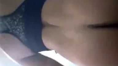 Gostosa amadora socando o vibrador no cuzinho na frente da webcam