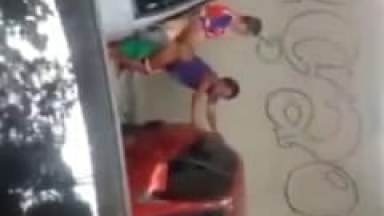 Coroas São Flagrados Trepando ao Ar Livre no Meio de um Estacionamento e Muita Gente Fica de Platéia Filmando a Foda Dos Dois – Xvídeos