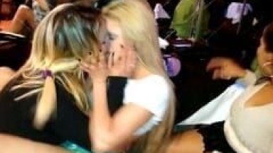 Amigas Lésbicas Fazem Uma Putaria Chupando a Xota Uma da Outra Enquanto Amigo Sortudo Presencia a Cena e Grava um Vídeo – SP