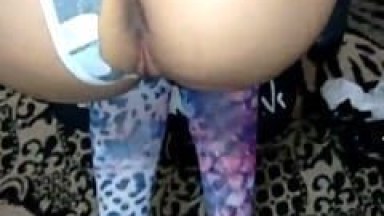 Gostosinha de Barra Mansa – RJ Rebola na Vara do Namorado Ainda de Calça Legging e Depois Entra na Vara Enquanto Ele Grava um Pornô Caseiro