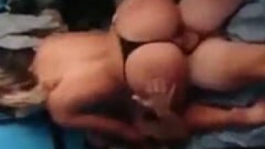 Loira Deliciosa de Bunda Redondinha Senta na Vara do Amigo do Namorado Enquanto Corno Grava um Vídeo Caseiro Falando Putarias