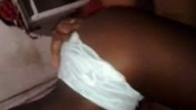 Pretinha Cachorra Nem Tira a Calcinha Pra Sentar na Vara do Seu Namorado e Geme Gostosinho de Prazer Enquanto Ele Filma – Xnxx