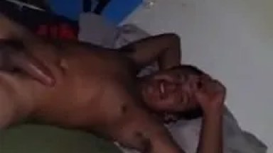 Tarado Enfia a Piroca no Cuzinho do Seu Amigo Passivo e Depois Fica se Exibindo Pra Câmera Nesse Vídeo Amador Gay Que Vazou na Web – GO