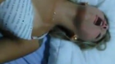 Amadora Boazuda Geme Alto de Tesão Liberando Seu Cuzinho e se Masturba Com 4 Dedos Fazendo o Anal Que o Tarado Filmou – Xnxx