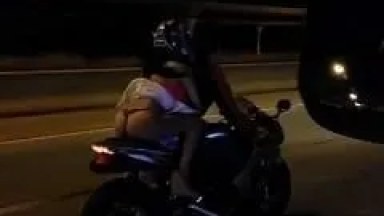Vadia Rabuda Vai Andar de Moto Esportiva de Saia Mas o Vento Levanta Tudo e Cavala e Flagrada de Fio Dental Por Motorista – Xnxx