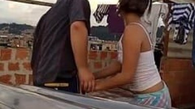 Tarado Atenta Sua Esposa Gostosa Enquanto Ela Estende Roupa na Laje e Acaba Fazendo Uma Foda Completa na Frente da Câmera