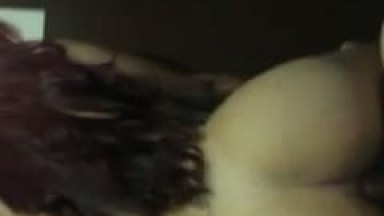 Ruivinha Deliciosa Senta Gostoso de Costas na Vara e Sortudo Grava um Vídeo Amador Louco de Tesão Com a Vadia em Cima Dele – Xnxx