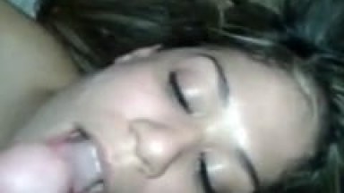 Tarado Grava um Pornô Caseiro Gozando na Boca da Ninfeta Devassa e Limpa a Porra do Rosto Dela Pra Não Sobrar Nenhuma Gota – Xvídeos