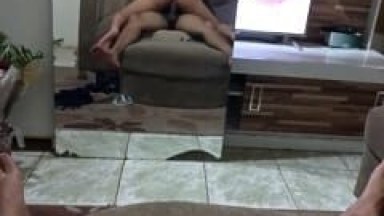 Tarado Coloca Sua Putinha Pra Quicar na Rola no Sofá de Casa e Grava um Vídeo Caseiro Filmando a Foda Pelo Espelho – Caiu na Net