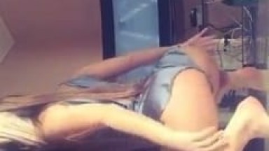 Amadora de Bunda Sensacional Rebola Ouvindo Rap Internacional e Esfrega a Bunda no Chão Sensualizando em um Vídeo Caseiro – Xnxx