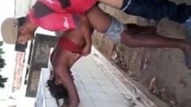 Jovem Safada Faz Uma Orgia Amadora na Parte de Trás da Escola e Rapaz Grava um Vídeo Amador Dela Sentando e Chupando ao Mesmo Tempo – Xvídeos