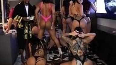 O Boxeador Floyd Mayweather Posta Vários Snapchats Exibindo Vadias Semi-nuas e Jogando Dólares Pra Cima em Social Feita na Sua Casa – Xnxx