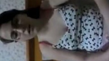 Video amador com vadia mostrando a sua buceta capô de fusca