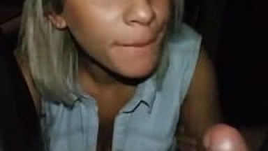 Loira Devassa Resolve Não Dar no Carro Por Ser Apertado Mas Chupa a Piroca do Seu Ficante Até Receber Porra na Boca e Engolir Tudo – Caiu na Net