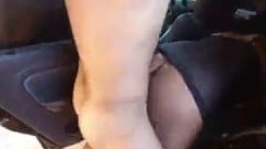 Esposa Danada dá de Quatro Pra um Amante Enquanto Chupa Outro Dentro do Carro e Corninho Manso Grava um Vídeo Amador do Adultério – SP