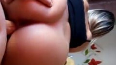 Loira de Bunda Perfeitinha Cavalga na Rola do Seu Macho Enquanto Felizardo Grava um Vídeo Amador da Foda – Caiu na Net