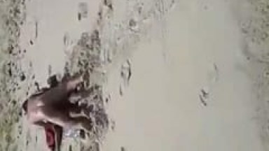 Casal liberal dando uma trepada gostosa na areia da praia
