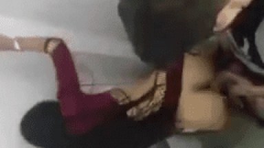 Ninfeta é Flagrada Dando a Bucetinha de Quatro Pra um Doido Dentro do Banheiro de um Bar e Vídeo é Jogado na Net – RJ
