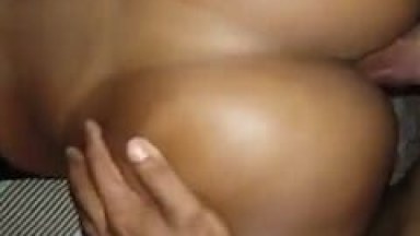 Morenassa de Bunda Escultural Toma Pirocada no Cu Enquanto Sortudo Filma Essa Cena Excitante Dando Ênfase no Rabo Dela – Caiu na Net